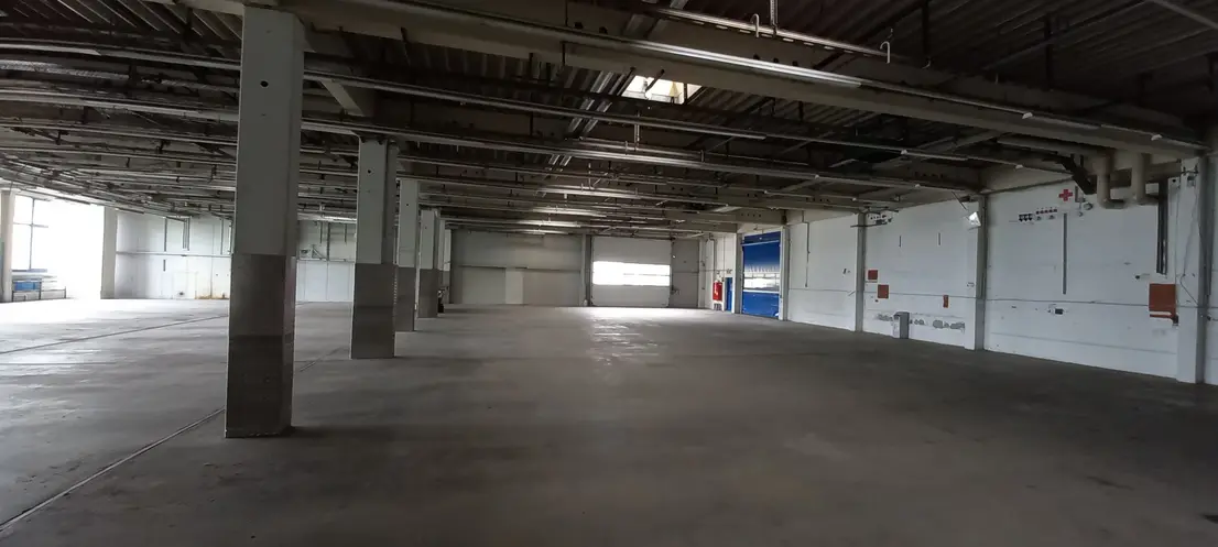 Hallenfläche mit kleinem Büro zu vermieten