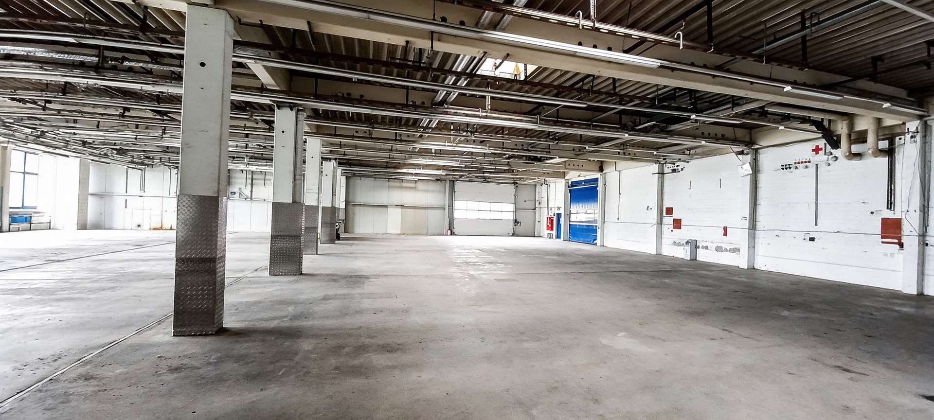 Hallenfläche mit kleinem Büro zu vermieten