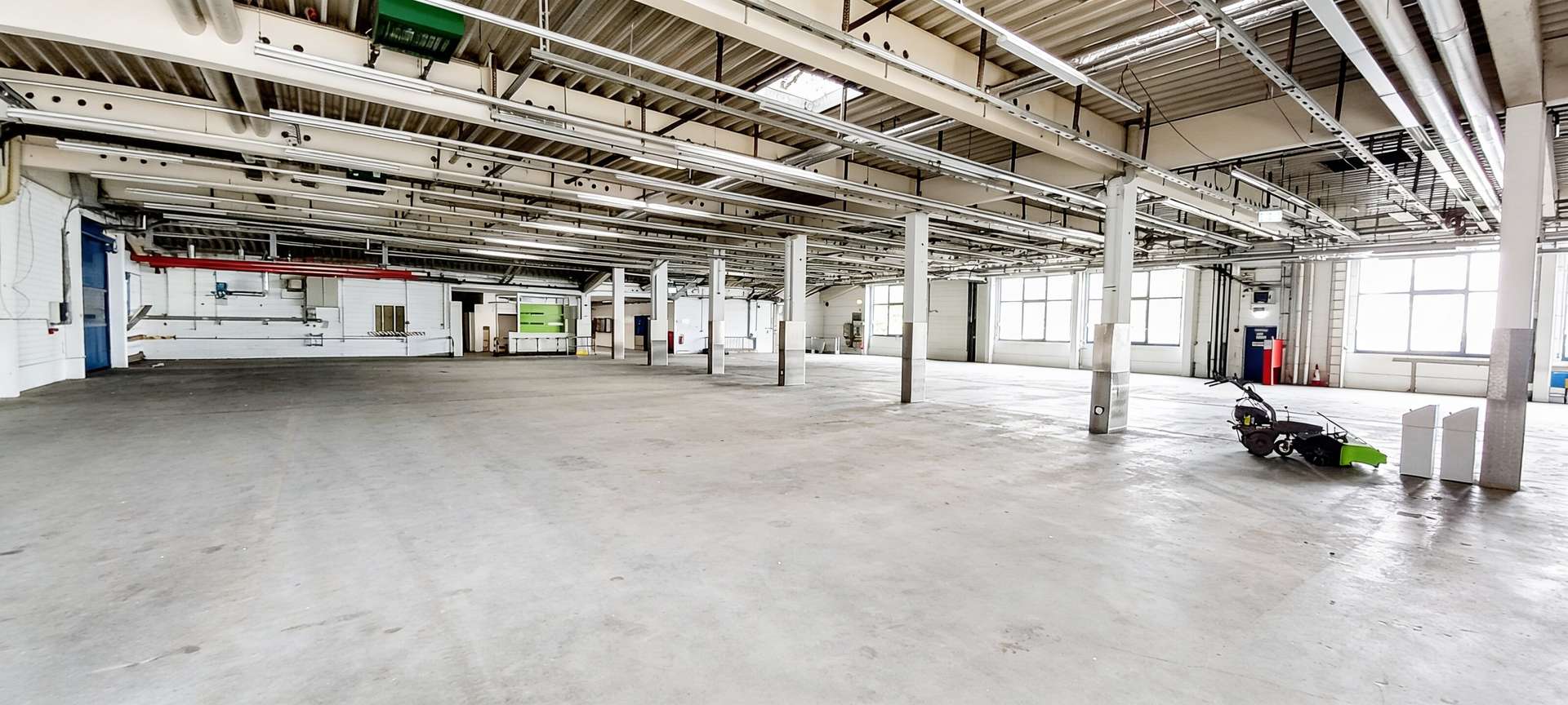 Hallenfläche mit kleinem Büro zu vermieten