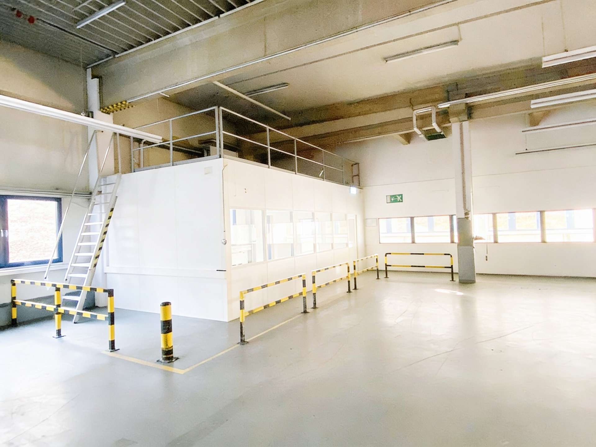Hallen- und Produktionsfläche mit Büro zu vermieten