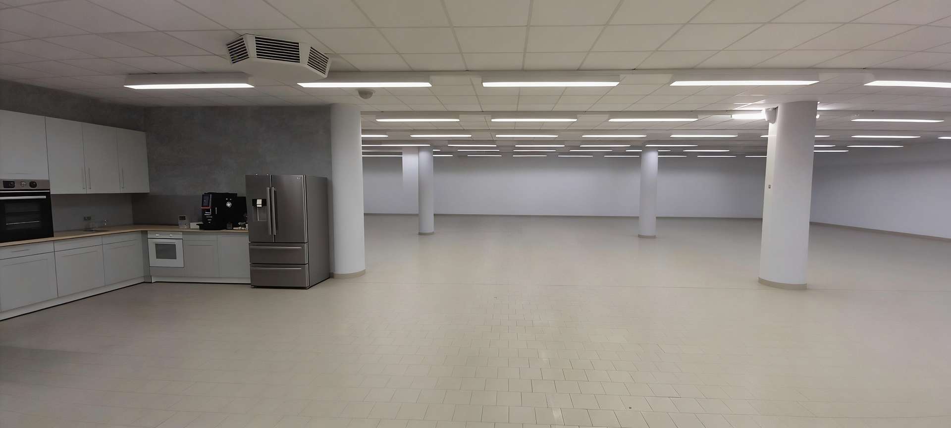 Verkaufs-, Laden-, Fachmarktfläche an Ausfallstraße in Kassel zu vermieten