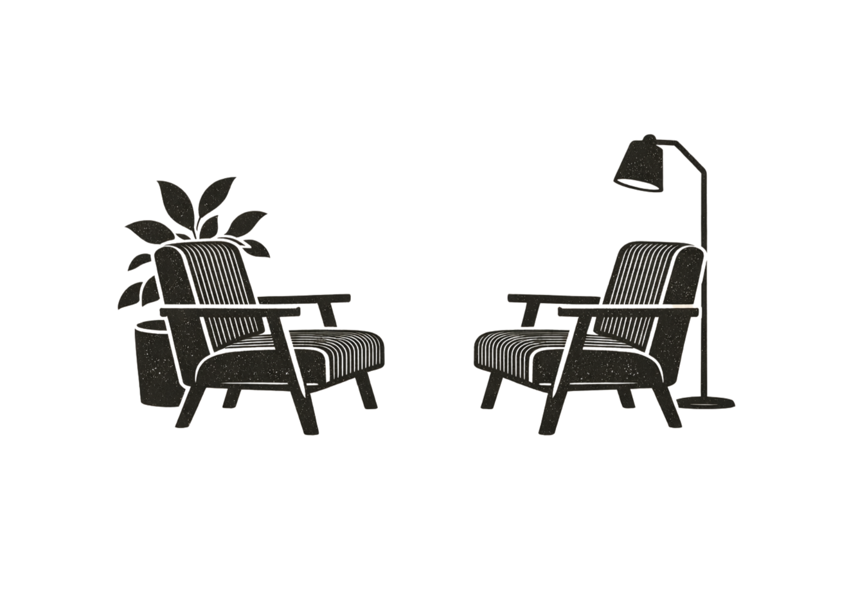 Deux fauteuils en tissu rayé avec accoudoirs en bois, une lampe sur pied à droite et une plante en pot à gauche.
