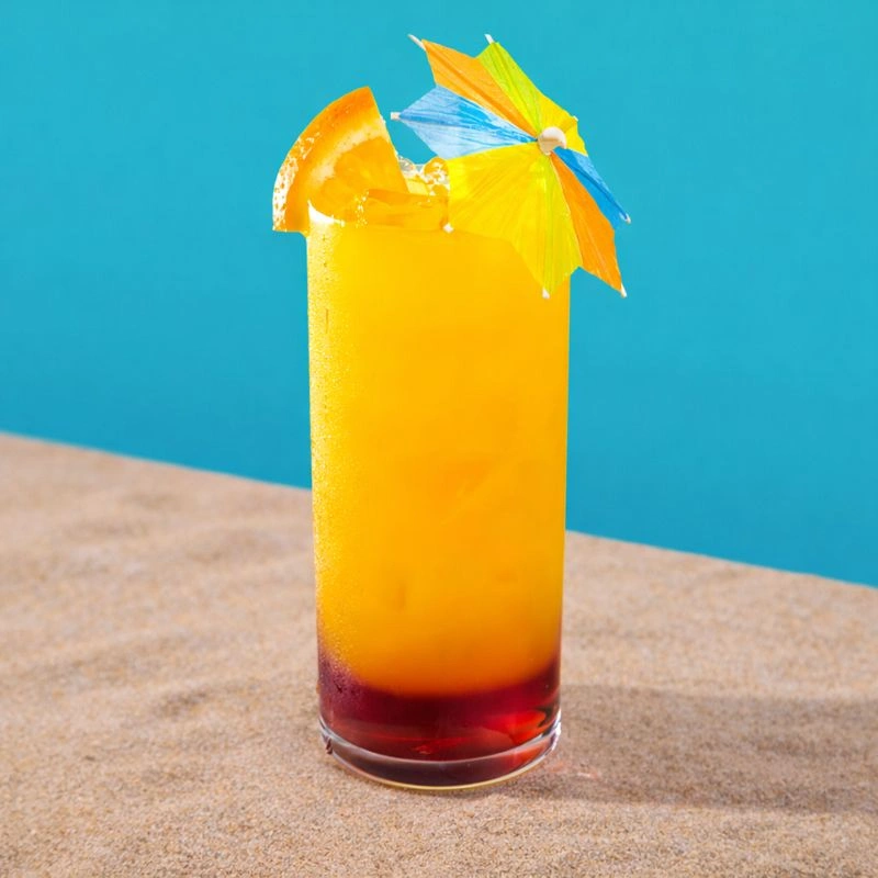 Cocktail à base de tequila, de grenadine et de jus d'orange sur fond bleu.