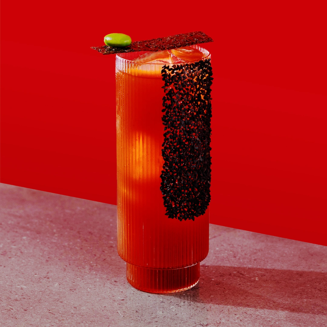 Cocktail à base de vodka, de saké, de mix à bloody, de sauce soya style ponzu, de raifort, de concombre et de clamato sur fond rouge.