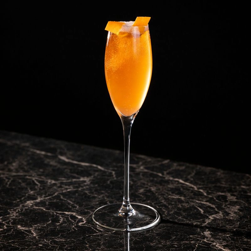 Cocktail à base de cognac, de sucre de canne, d'amer Angostura et de champagne sur fond orange.