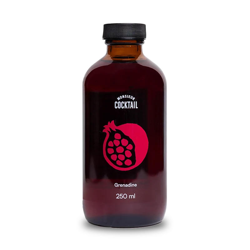 Bouteille de 250 ml de Grenadine Monsieur Cocktail sur fond transparent.