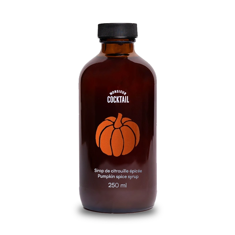 Bouteille de 250 ml de Sirop de citrouille épicée Monsieur Cocktail sur fond transparent.