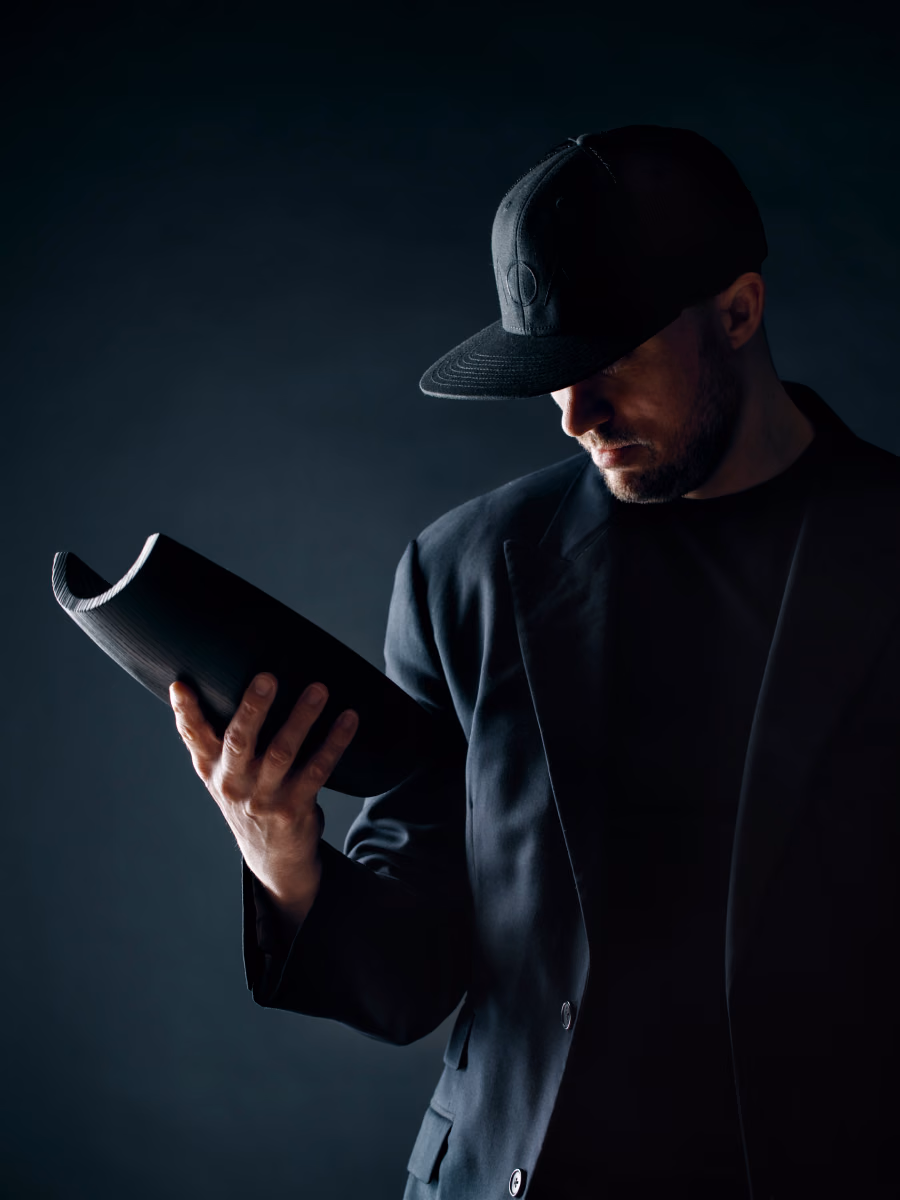 Brand portrét muže s miskou Anonymia, Studio Light