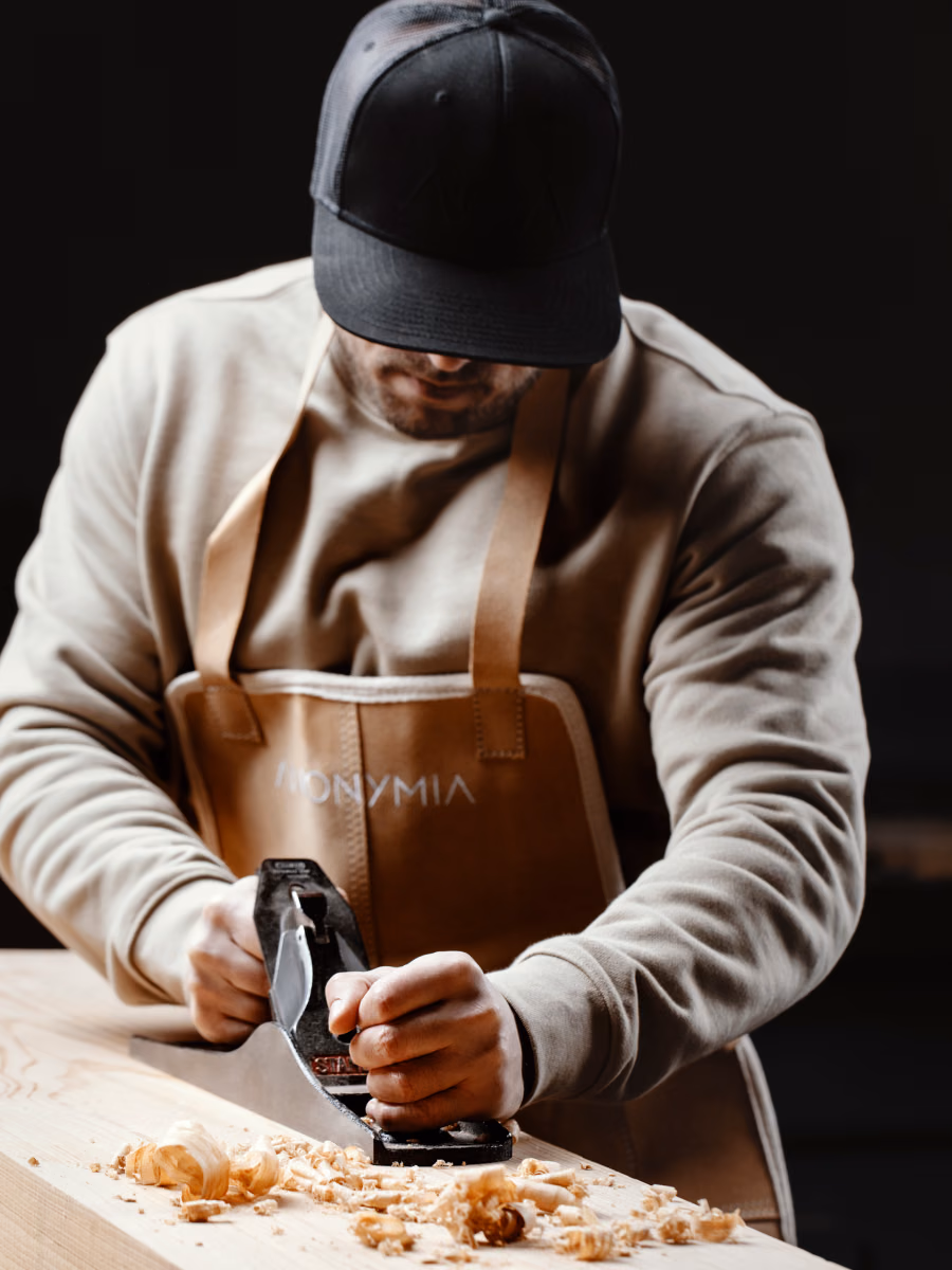 Brand portrét muže z Anonymia při práci se dřevem, Studio Light
