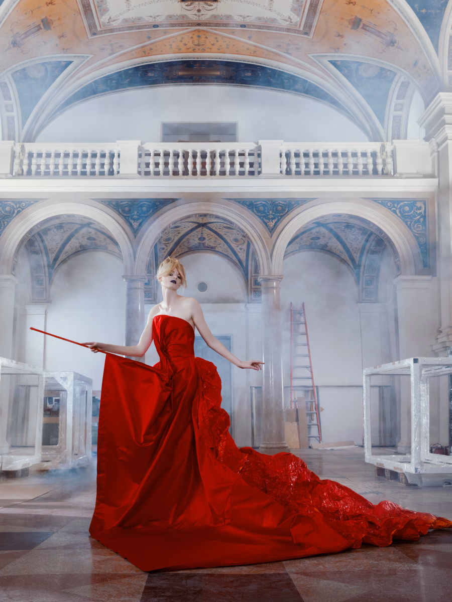 Reklamní fotografie modelu Velká červená z výstavy Doteky, Liběna Rochová, Studio Light