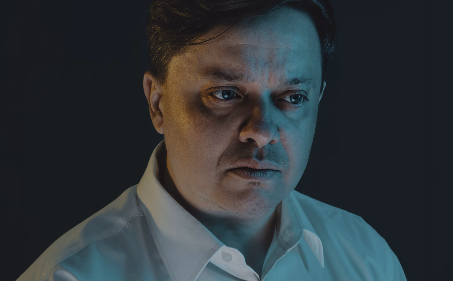 Reklamní fotografie k inscenaci Cizinec, Východočeské divadlo Pardubice, Studio Light