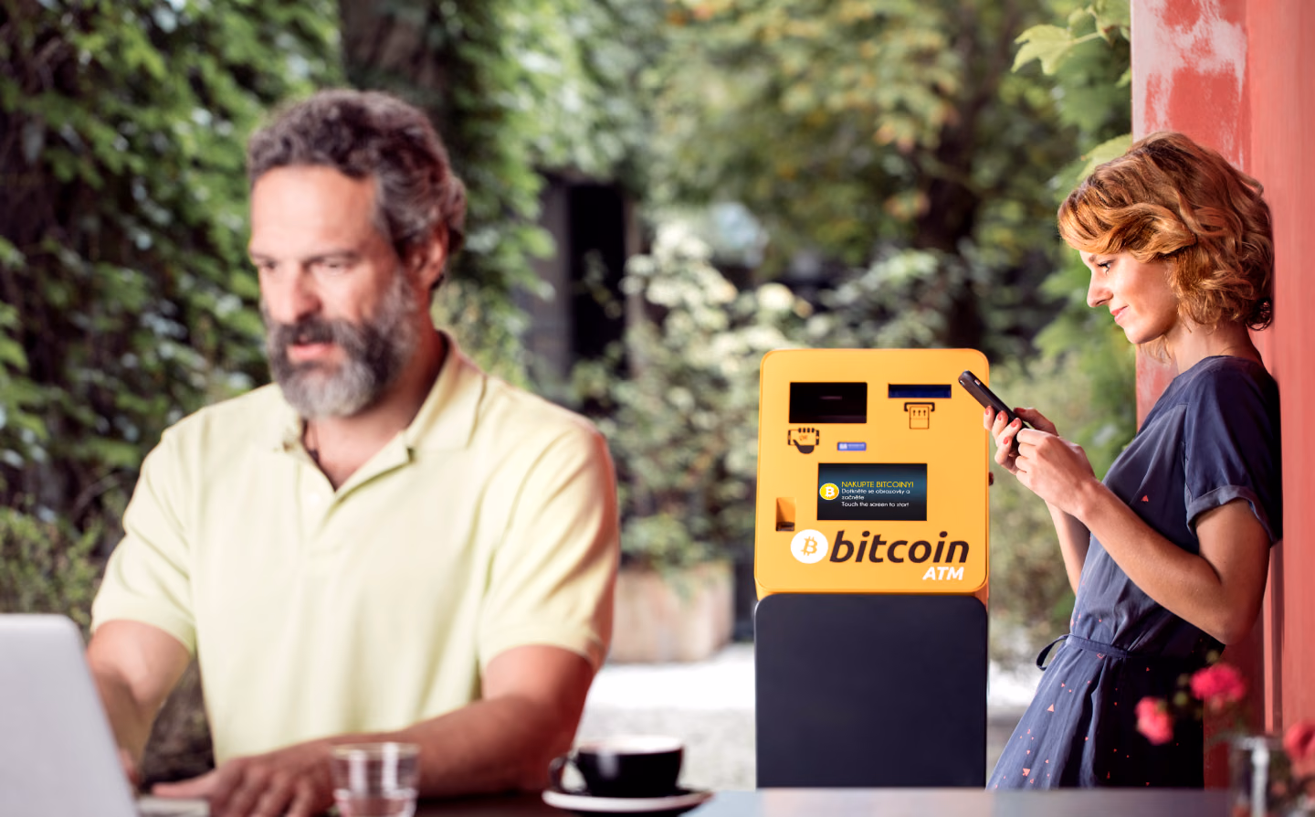 Reklamní fotografie bitcoinového bankomatu GENERAL BYTES BATMTwo na kavárenské terase, Studio Light