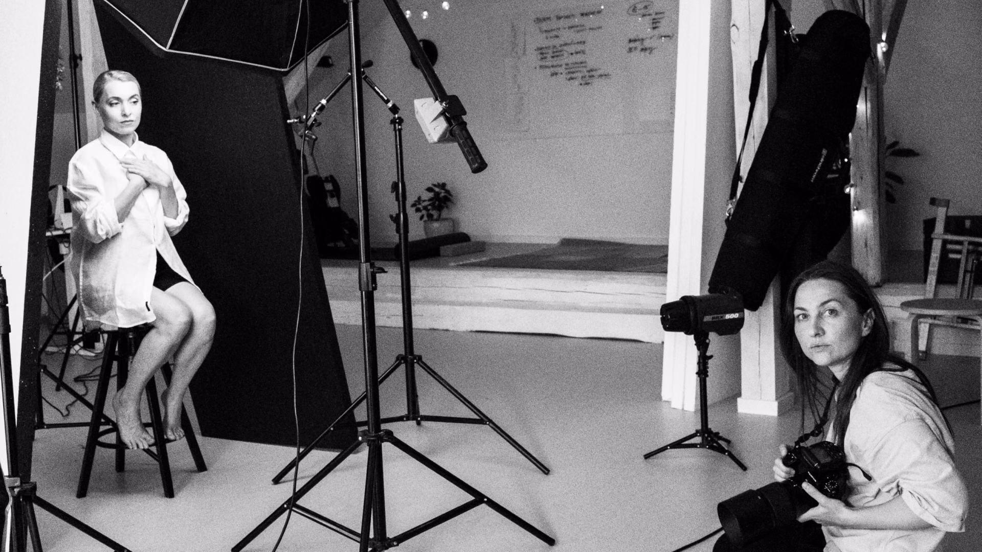 Lenka Bukačová fotí herečku v ateliéru, focení Kytice pro Východočeské divadlo, Studio Light