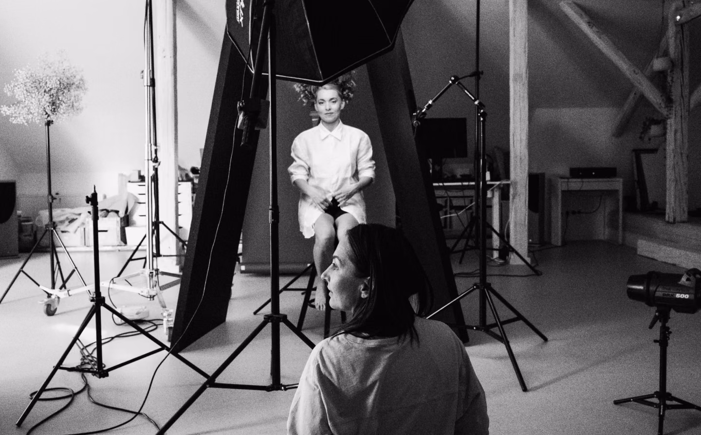 Herečka na židli mezi světly, backstage z focení Kytice, Východočeské divadlo, Studio Light