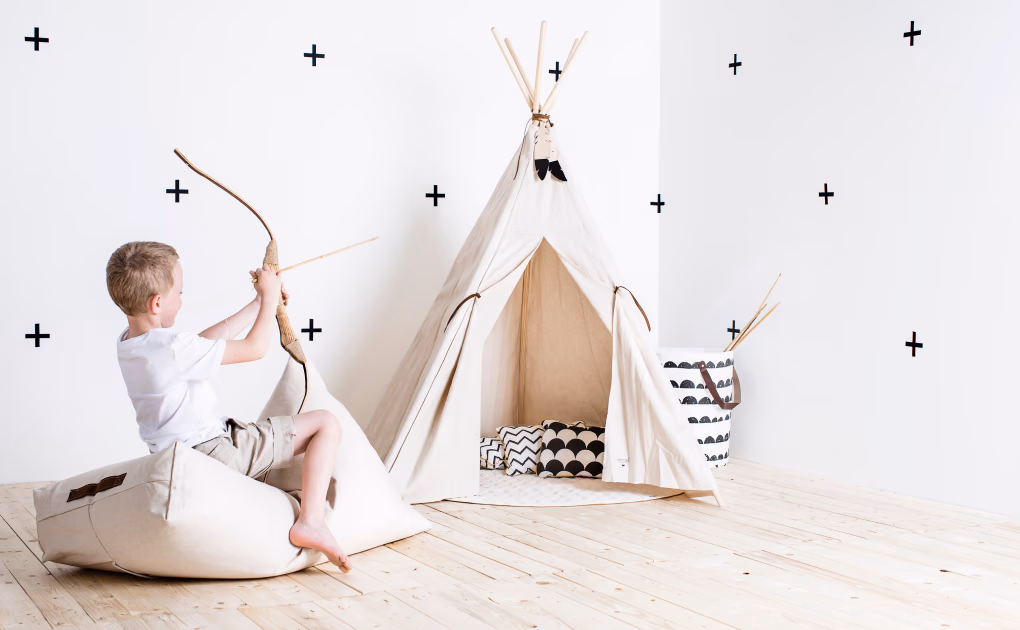 Image fotografie dětského teepee stanu a sedacího vaku Simply Kids s chlapcem, Studio Light