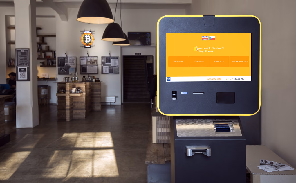 Produktová fotografie bitcoinového bankomatu GENERAL BYTES BATMThree v kavárně, Studio Light