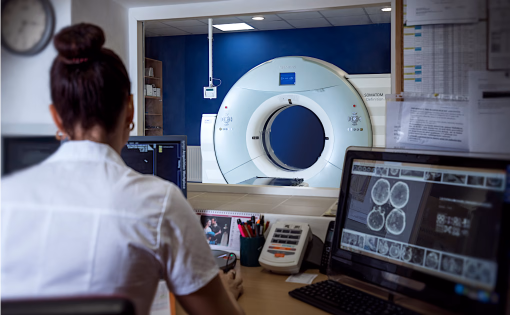 Firemní fotografie radiologické asistentky u ovládání CT skeneru, Multiscan Pardubice, AKESO, Studio Light