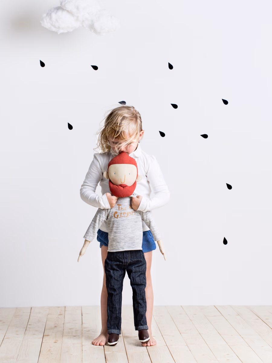 Produktová image fotografie dětských designových doplňků Simply Kids — dívka s látkovou panenkou, Studio Light