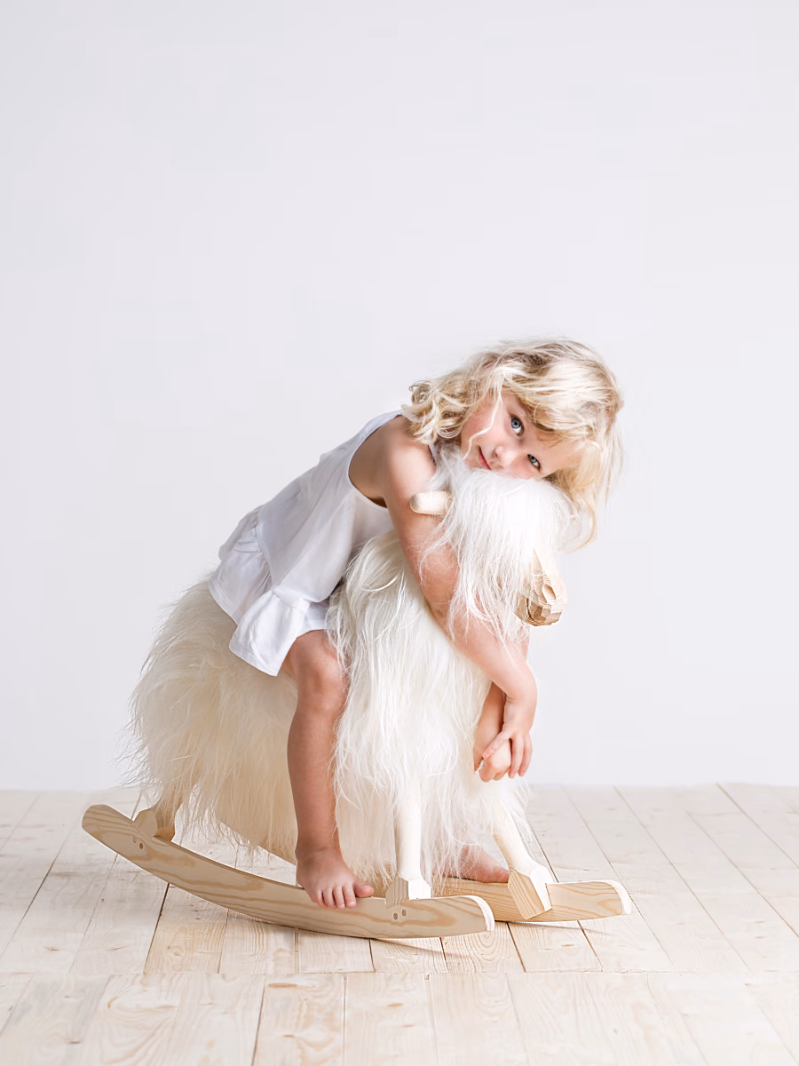 Produktová image fotografie designového houpacího koně Simply Kids s dívkou, Studio Light