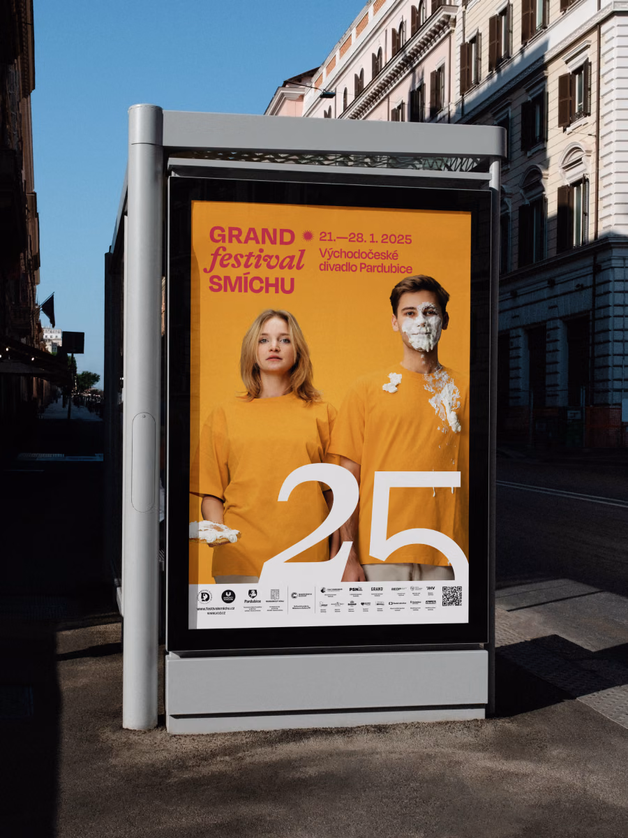 Plakát 25. ročníku GRAND Festivalu smíchu ve venkovní vitríně — Východočeské divadlo Pardubice, Studio Light