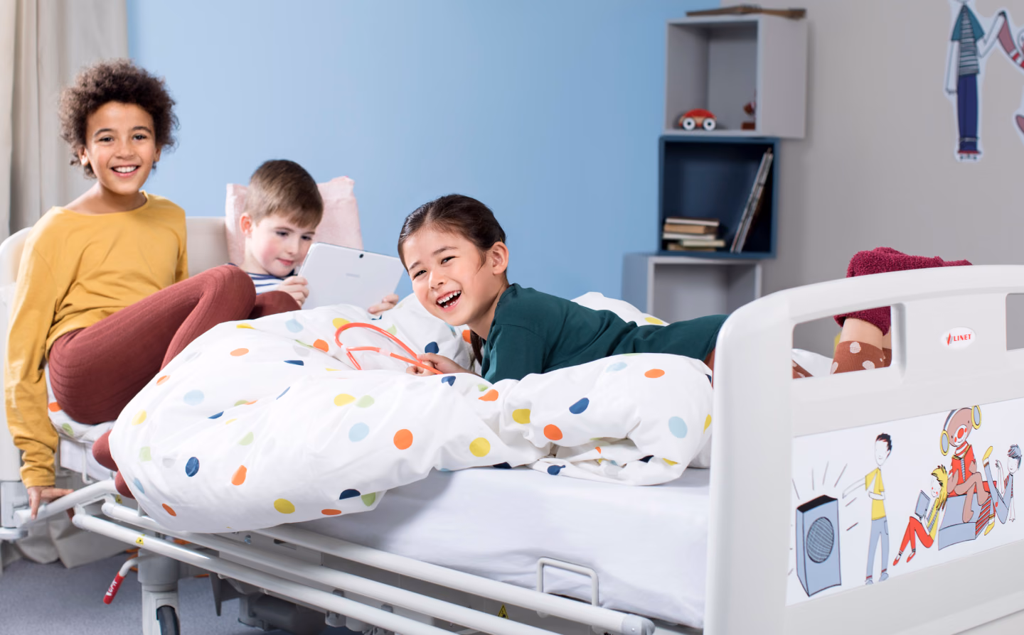 Reklamní fotografie dětského lůžka LINET Eleganza Smart Junior — děti při hře, Studio Light