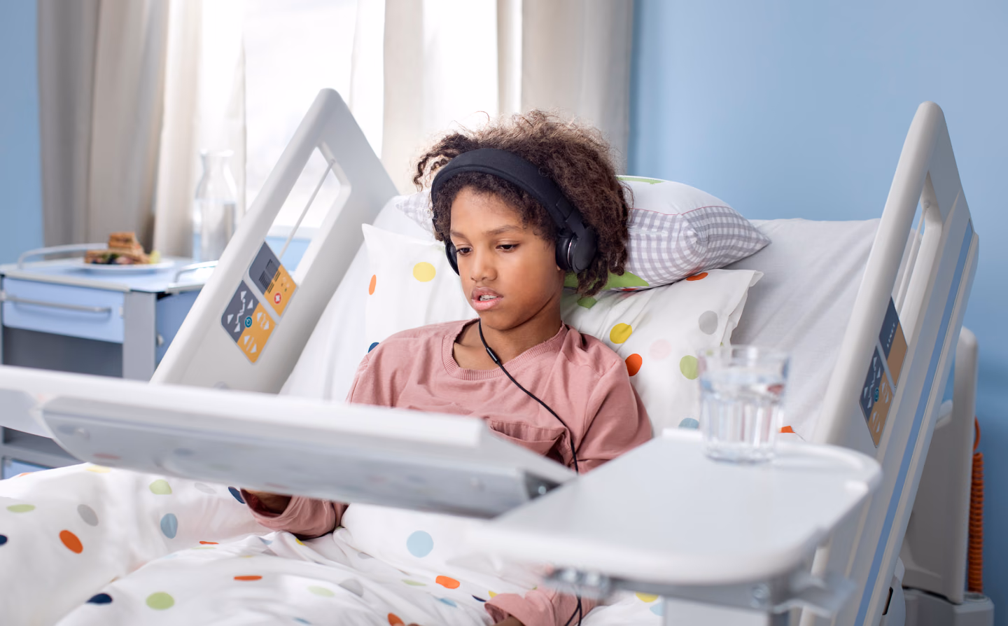 Reklamní fotografie dětského lůžka LINET Eleganza Smart Junior — dítě s tabletem, Studio Light