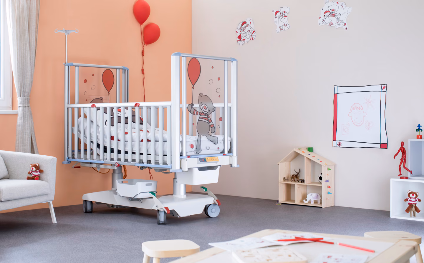 Reklamní fotografie dětské postýlky LINET TOM 2 v interiéru pokoje, Studio Light