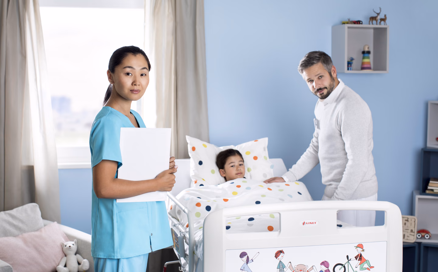 Reklamní fotografie dětského lůžka LINET Eleganza Smart Junior — sestra a rodič u lůžka, Studio Light