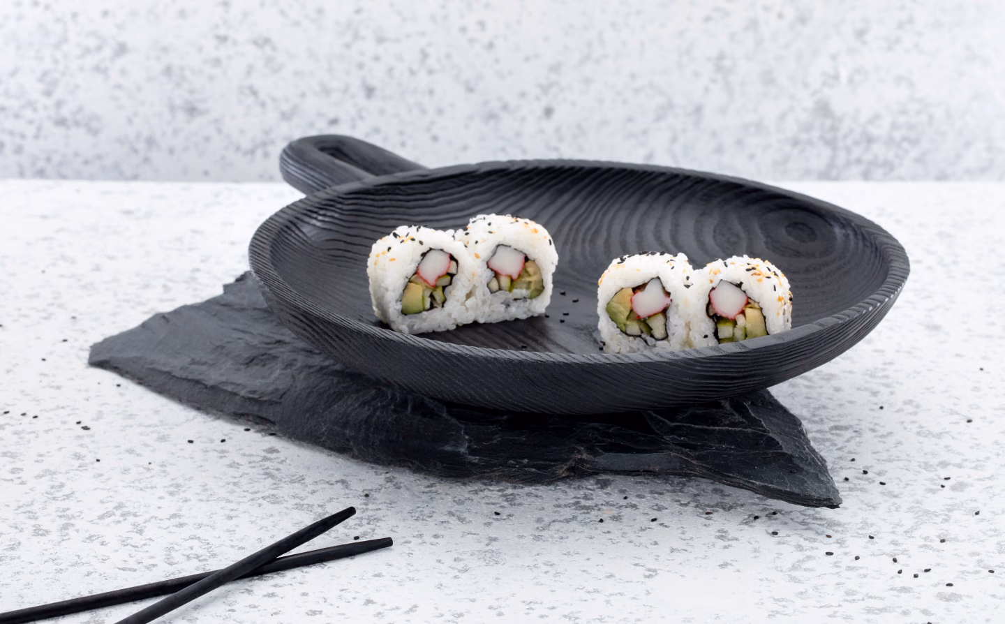 Image fotografie opálené podlouhlé misky Anonymia se sushi na kamenné desce, Studio Light