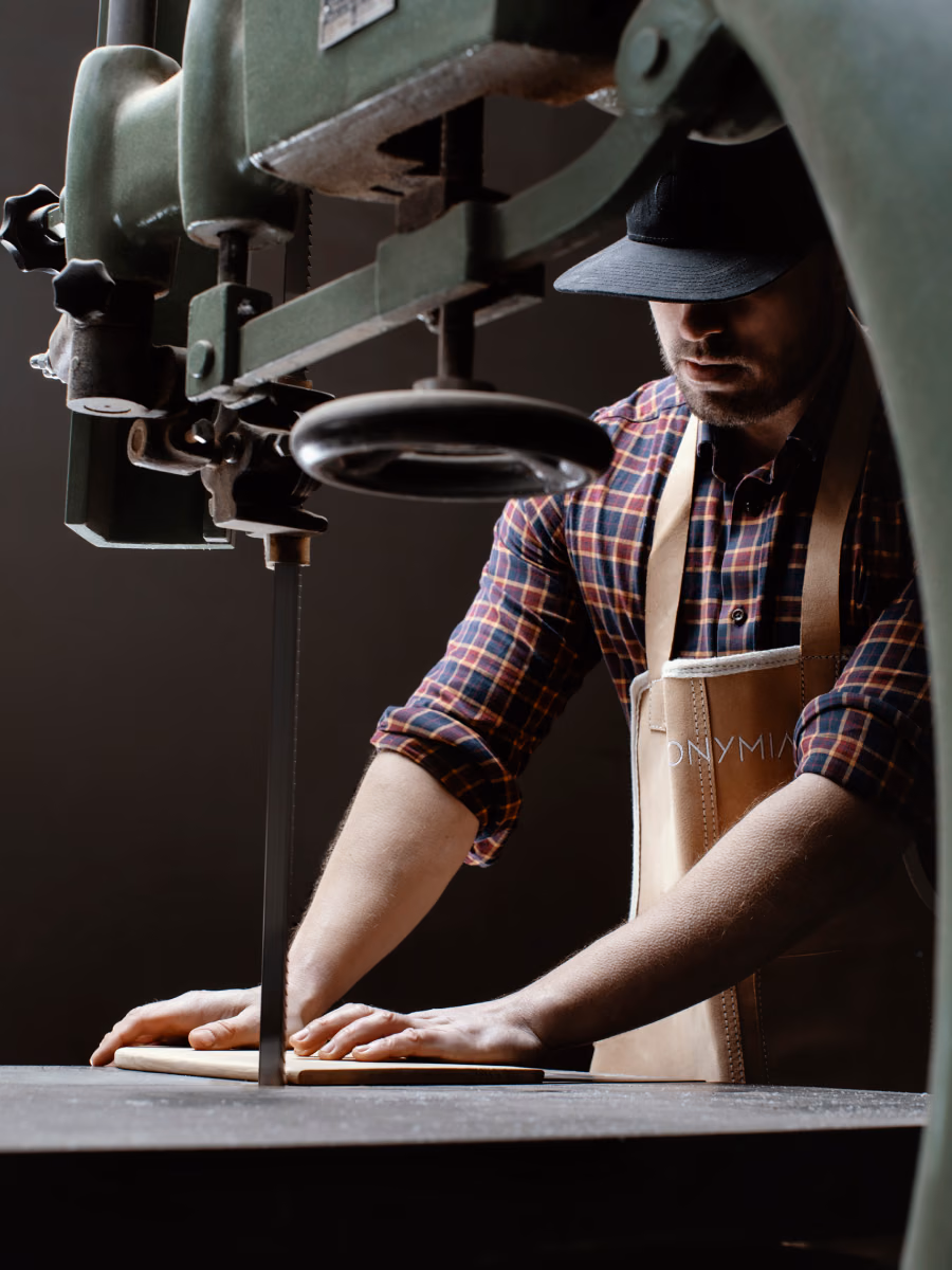 Brand fotografie práce s pásovou pilou v dílně Anonymia, Studio Light