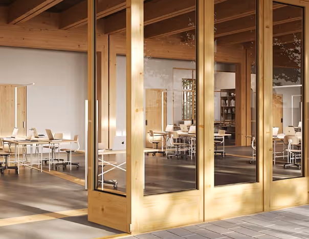 Modernes Büro mit Glastüren, Holzrahmen und Schreibtischen mit Laptops.