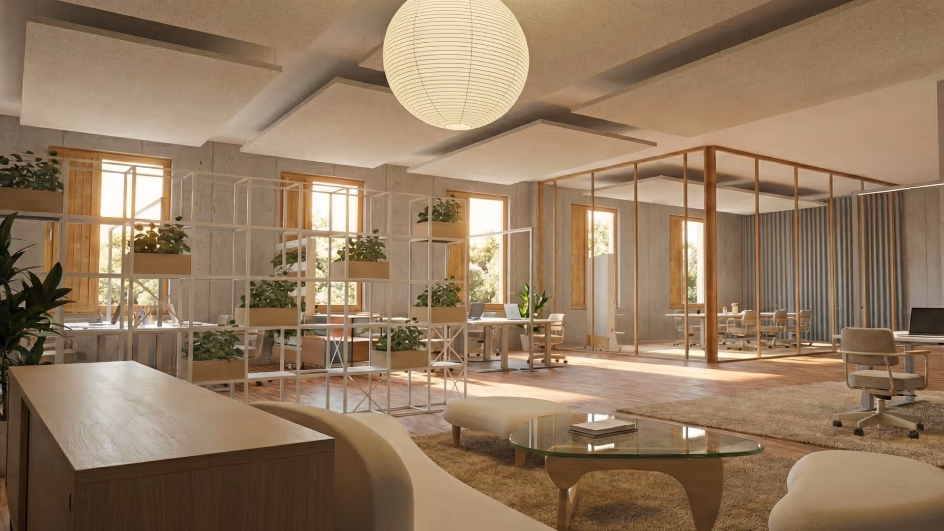 Modernes Büro mit Pflanzenregal, Tischen, Stühlen und einer Glastrennwand für Besprechungen.