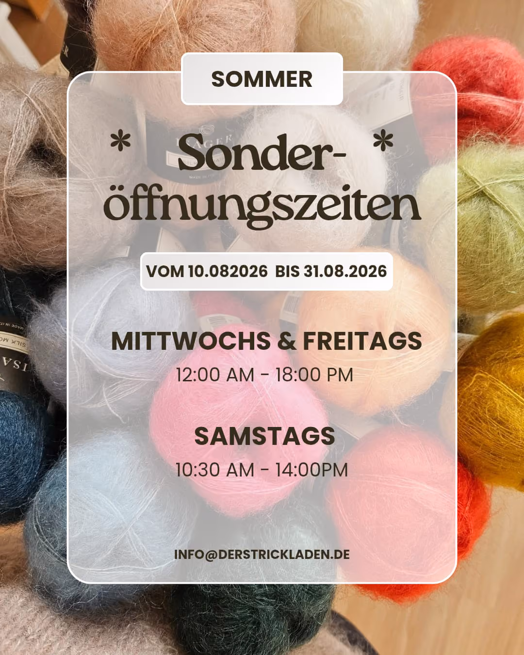 Sommer-Sonderöffnungszeiten mit Wollknäuel-Hintergrund, Mittwoch & Freitag 12-18 Uhr, Samstag 10:30-14 Uhr.