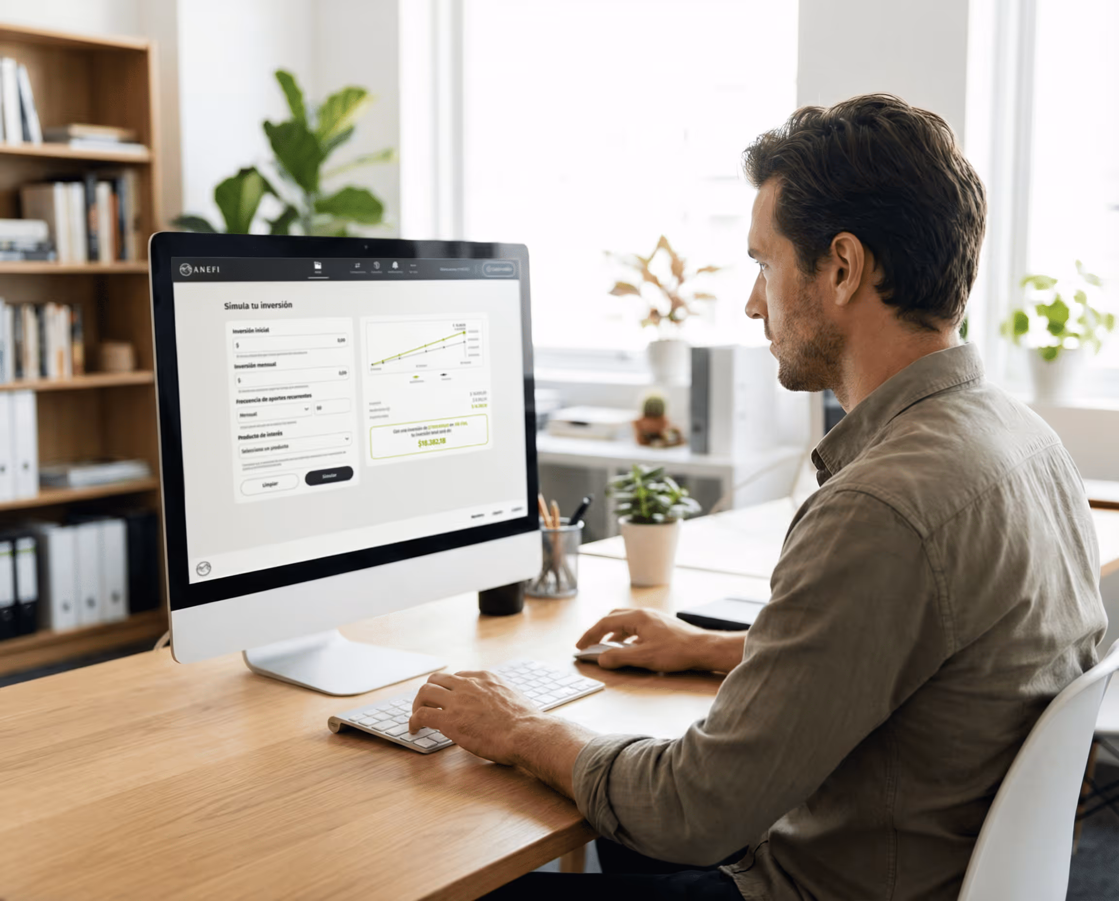 Hombre que usa una computadora de escritorio para simular inversiones con una plataforma de inversión en línea en pantalla en una oficina iluminada.