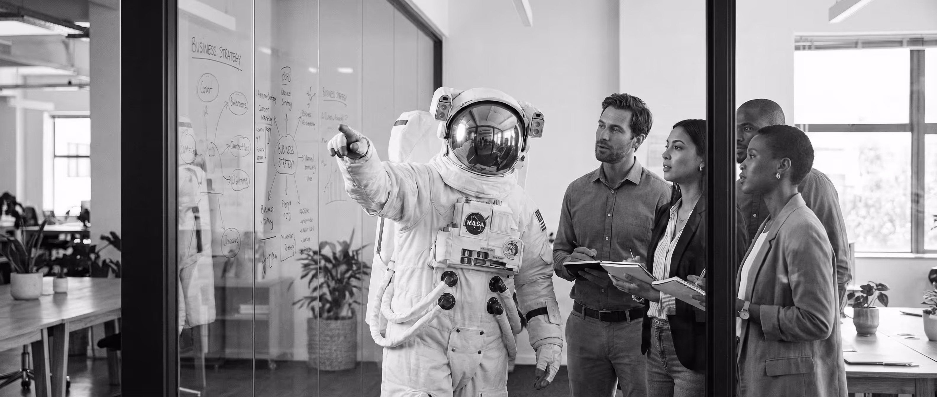 Reunión del equipo de trabajo presentando la estrategia de negocio mediante un análisis de datos.