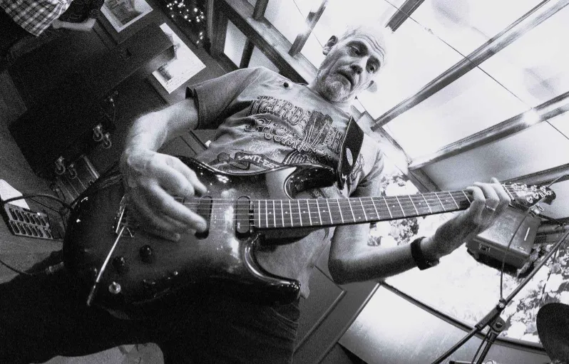 Rene live speelt elektrisch gitaar