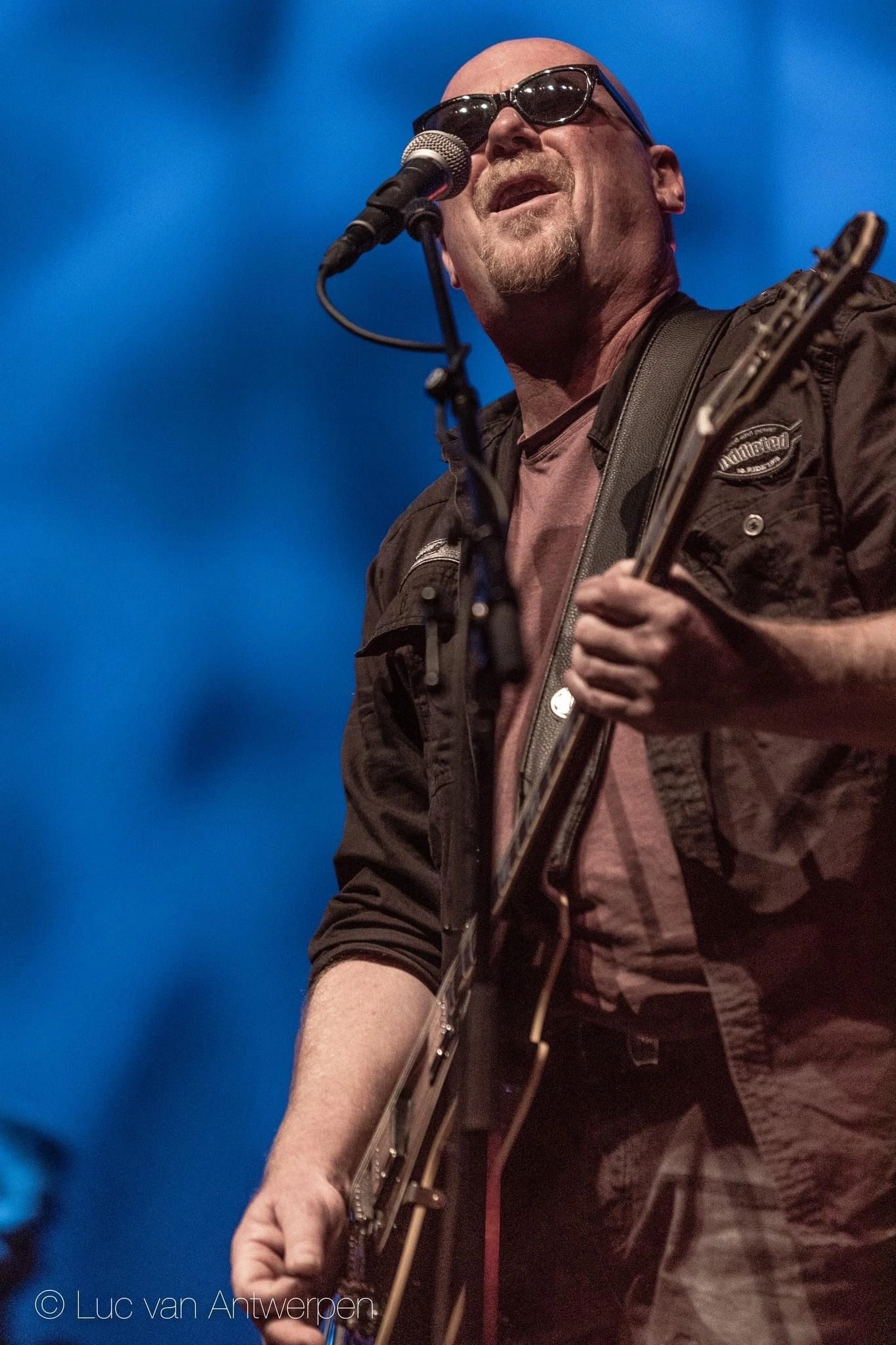 Richard spelend op elektrische gitaar