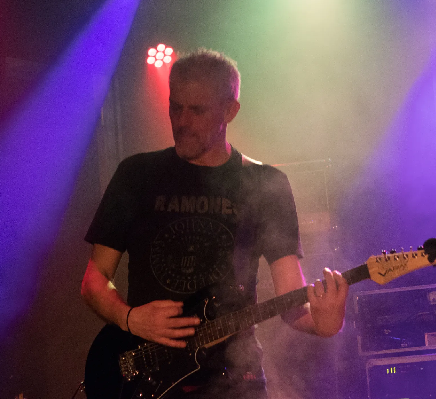 Sur5 live op een podium met kleurrijke verlichting