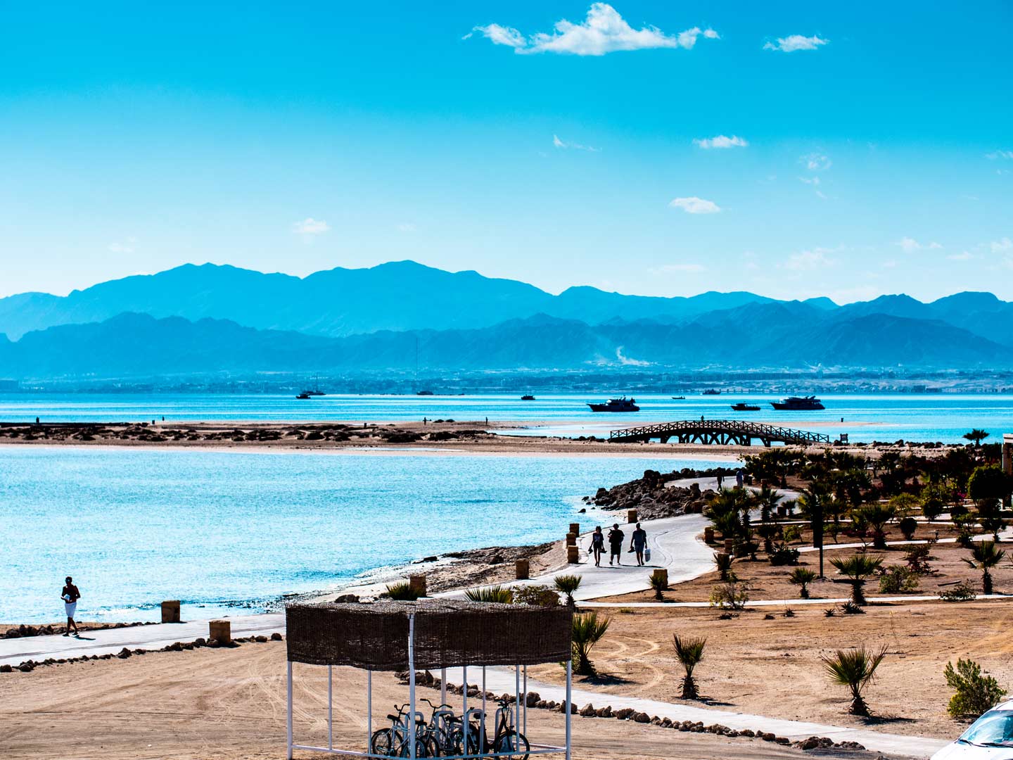 Panorama-Blick über die Bucht von Somabay in Ägypten. Die Weite zwischen Wüste und türkisblauem Meer bietet den idealen Raum für einen Perspektivwechsel und den Blick auf das „große Ganze“ der eigenen Lebensführung.