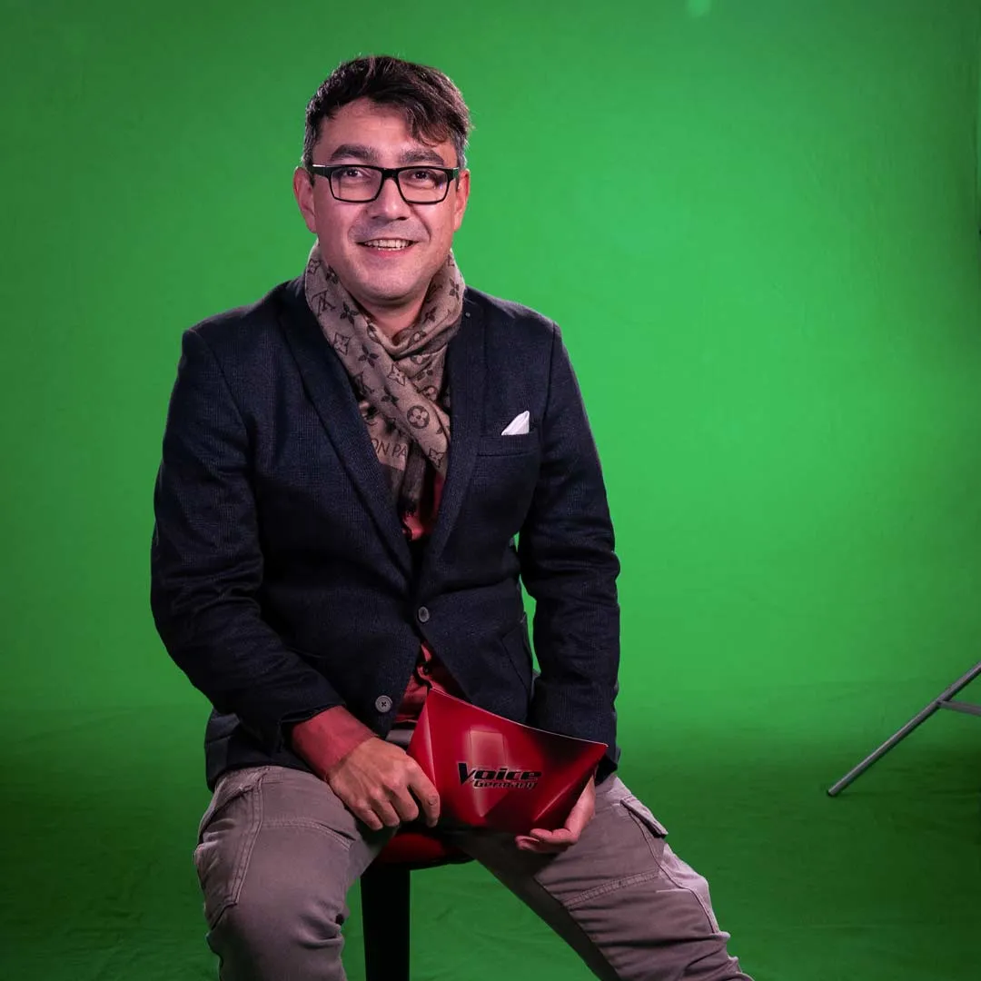 Trainer und Kursleiter Alexander Neubert im professionellen TV-Greenscreen-Set bei der Produktion von „The Voice of Germany“ - hauptberufliche Arbeitsumgebung im High-Performance-Umfeld.