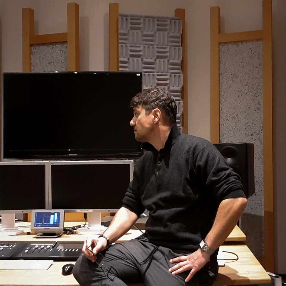 Alexander Neubert bei der Arbeit in einem professionellen Tonstudio. Als Technischer Leiter und Postproduktionskoordinator bewahrt er Exzellenz und mentale Stabilität – die Basis für sein Resilienz-Training bei Creative Resources Neubert.