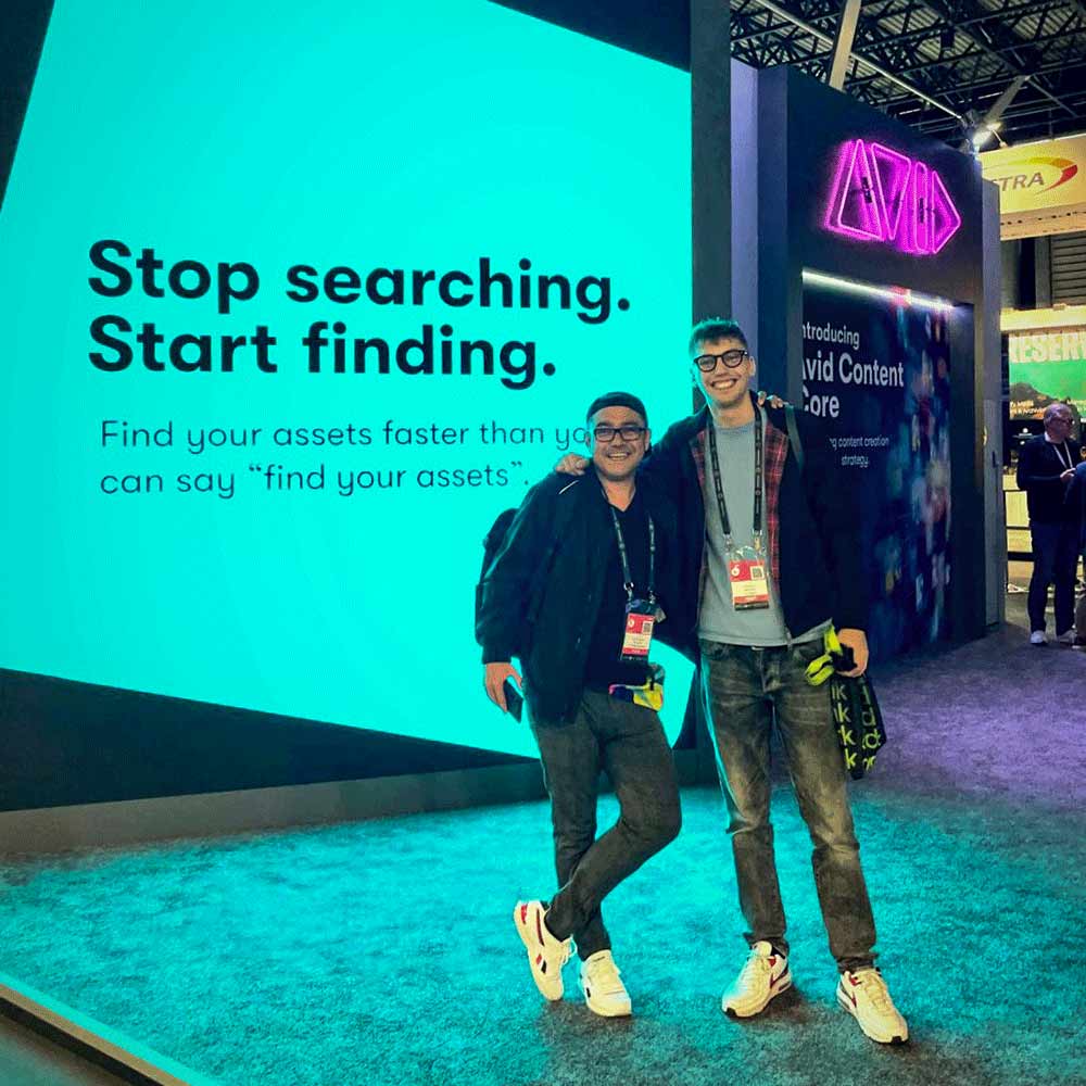 Alexander Neubert auf der IBC Amsterdam mit einem ehemaligen Auszubildenden. Der Slogan „Stop searching. Start finding.“ im Hintergrund symbolisiert seinen persönlichen Weg aus dem Burn-out hin zu neuer Klarheit und Selbstführung ohne Therapie.