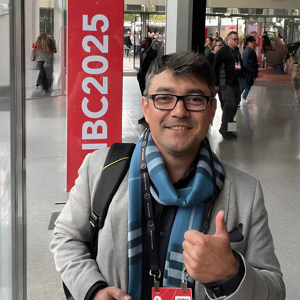 Alexander Neubert auf der Broadcast-Messe IBC 2025. Das Bild steht für ein Growth Mindset und nachhaltiges Resilienz-Training.