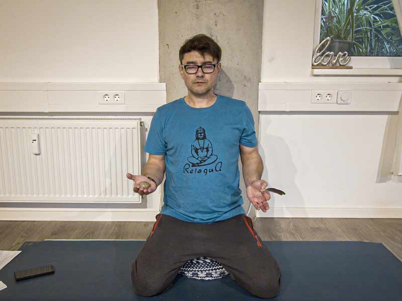 Menschen bei einer geführten Meditation in einem hellen, holzgetäfelten Pavillon. Das Bild symbolisiert den Weg zu neuer Kraft und Gelassenheit durch die Angebote von Creative Resources Neubert.