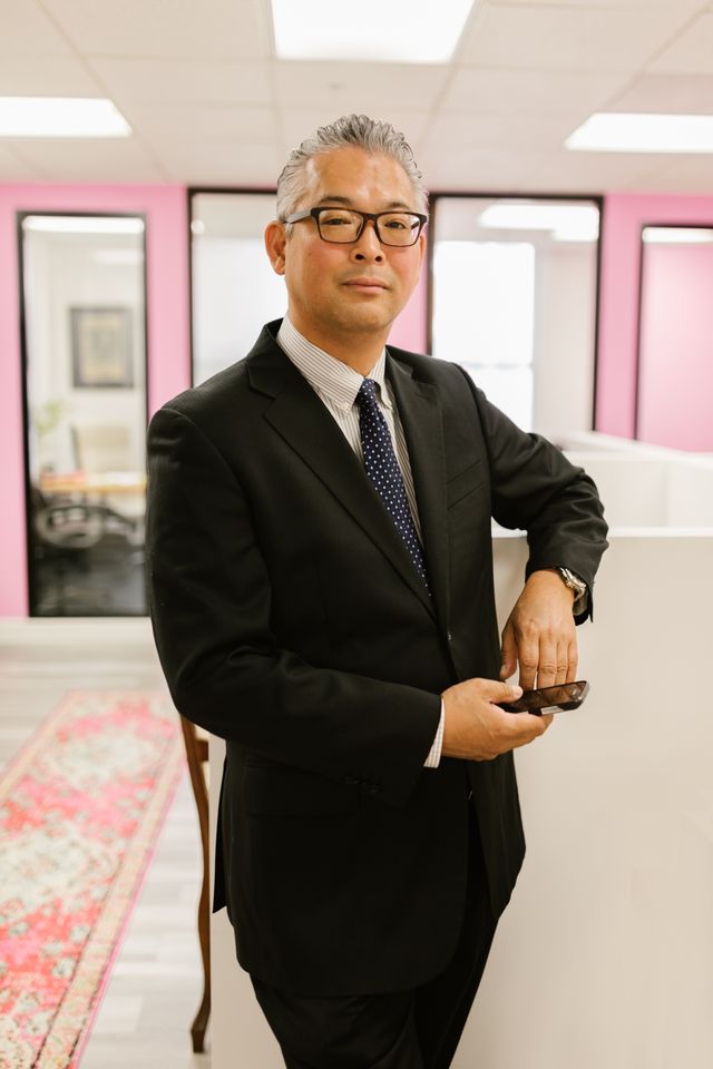 Dirigeant en costume consultant sa montre