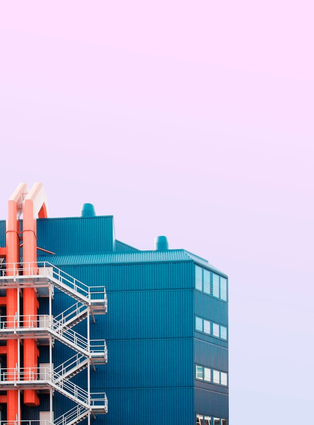 Bâtiment industriel bleu sous un ciel clair