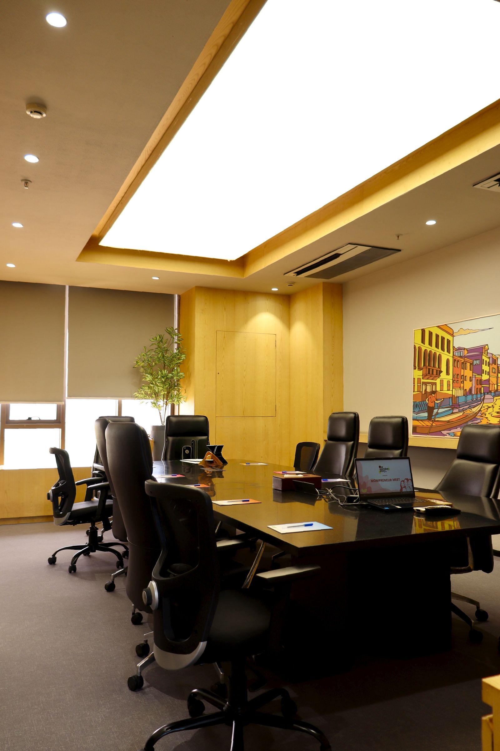 Salle de conseil avec une grande table et des fauteuils de bureau noirs