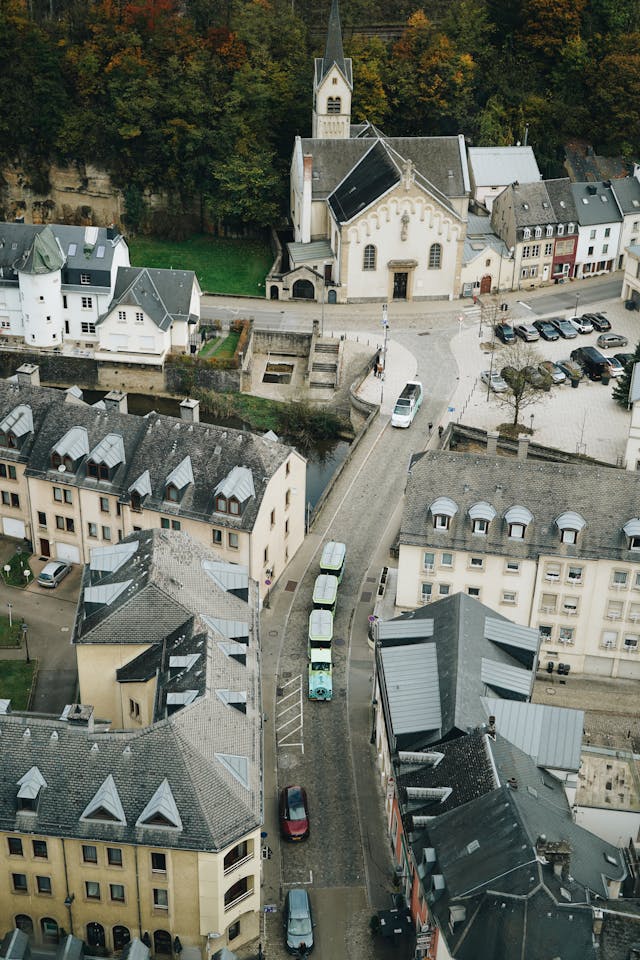 Vue plongeante sur une rue de Luxembourg-ville bordée d'immeubles aux toits d'ardoise