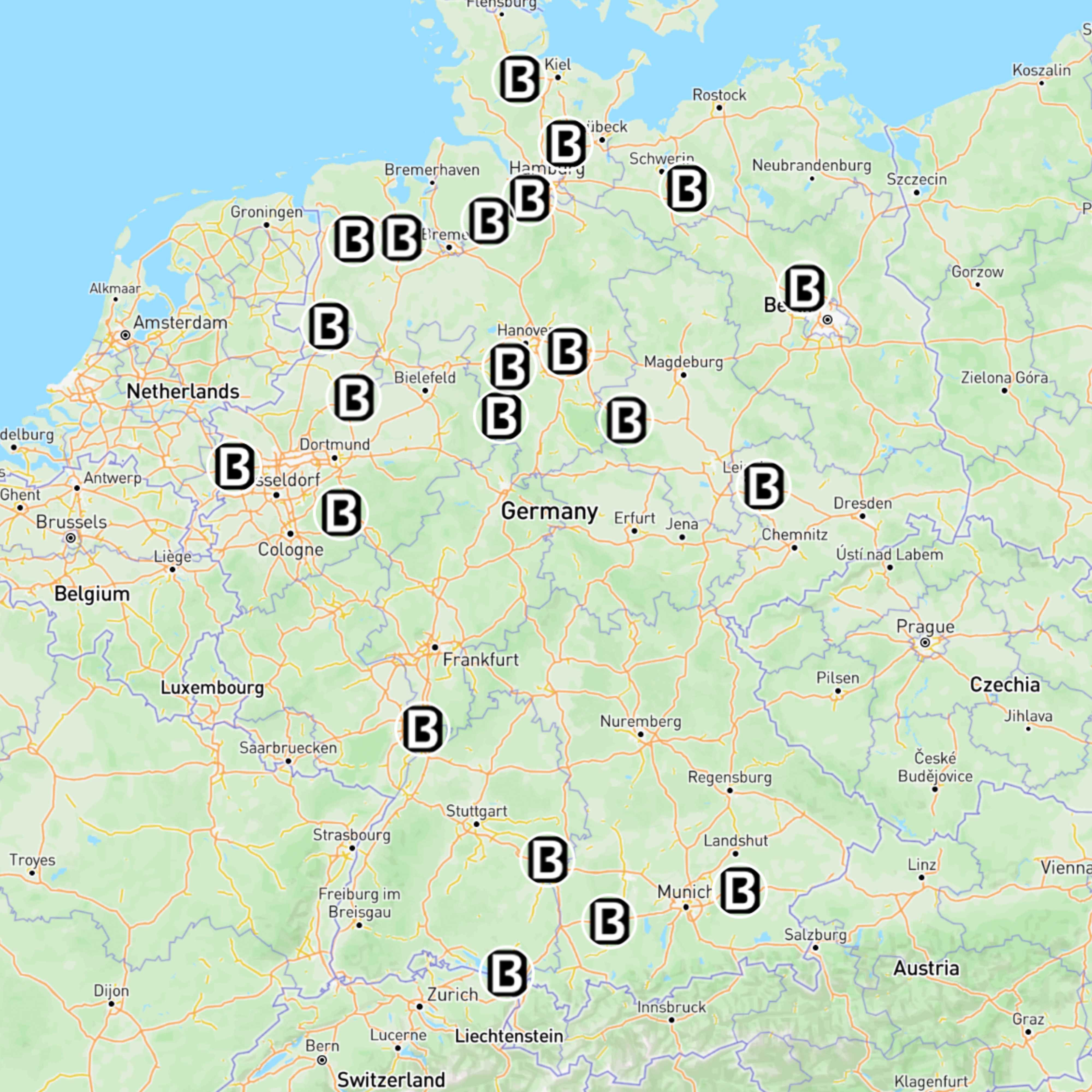 Karte von Deutschland mit schwarzen Symbolen 'B' an verschiedenen Städten und Regionen, darunter Hamburg, Berlin, München und Frankfurt.