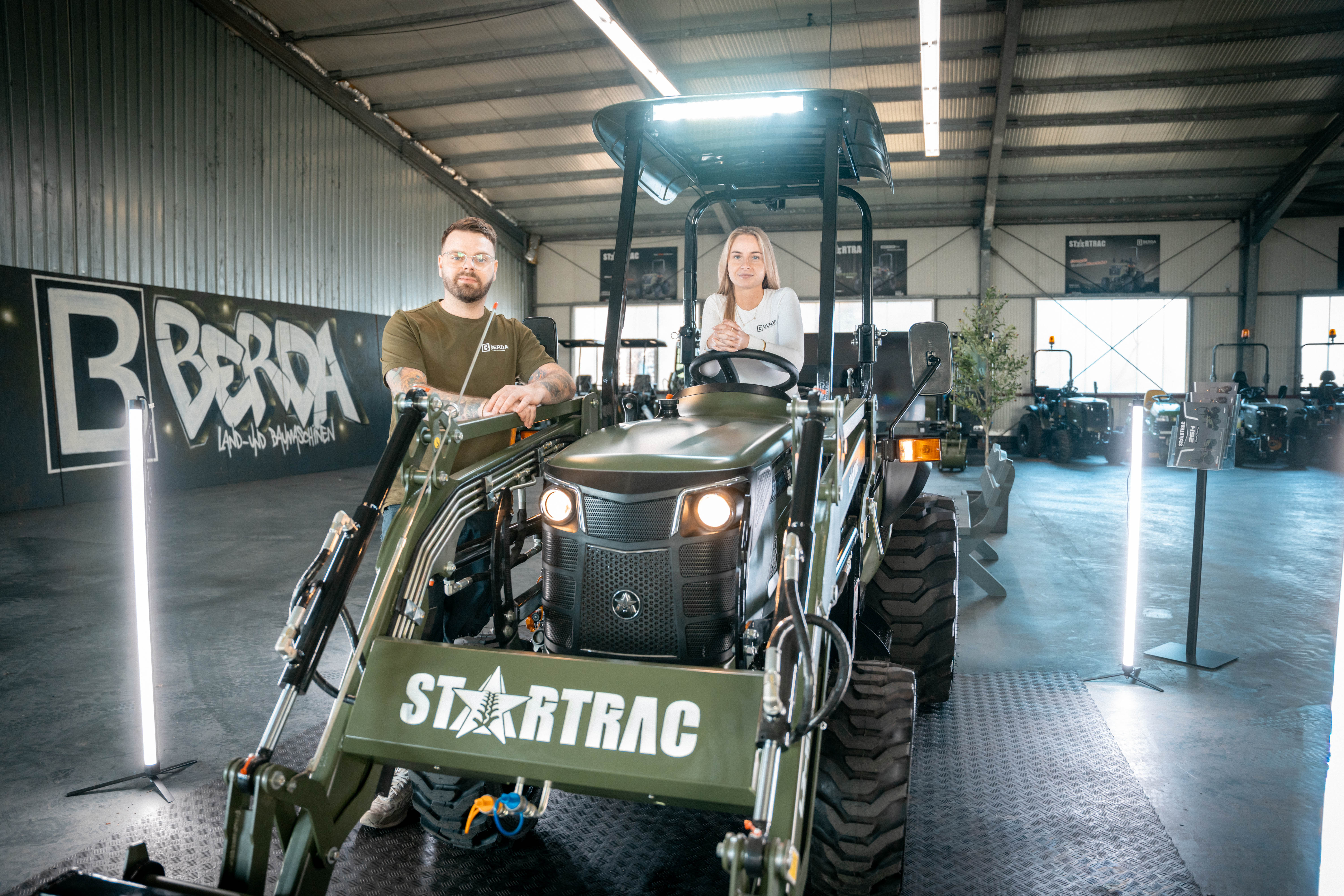 STARTRAC Kleintraktor mit FOPS-Schutzdach und LED-Arbeitslicht